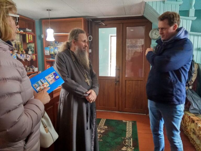 Группа слушает историка на кладбище рядом с Белгород-Днестровским