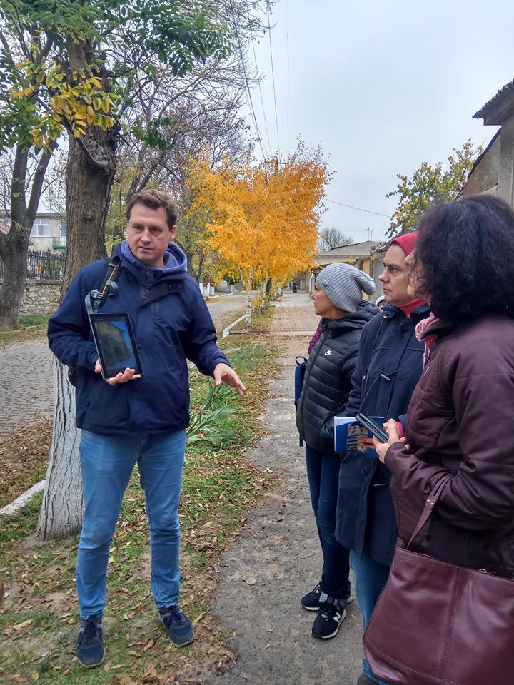 Старые надгробия и кресты на заброшенном кладбище рядом с Аккерманом