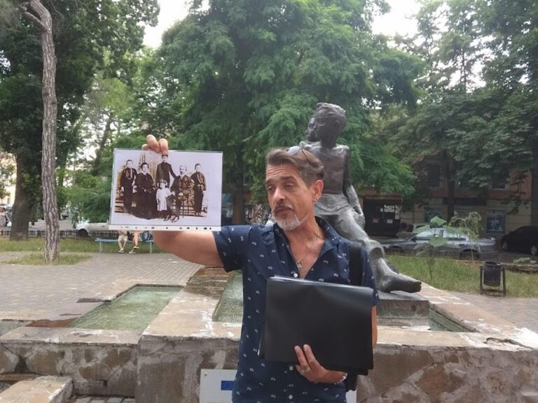 Гид экскурсии «Ключ к Бендеру» показывает архивную фотографию на улице Одессы, маршрут по Ильфу и Петрову