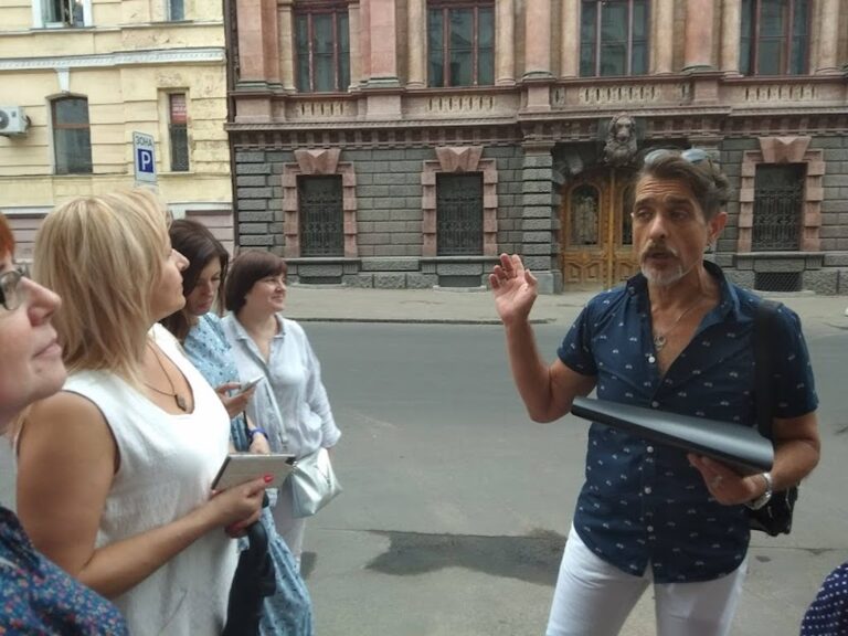 Гид экскурсии «Ключ к Бендеру» у исторического здания Одессы — литературный маршрут Ильфа и Петрова