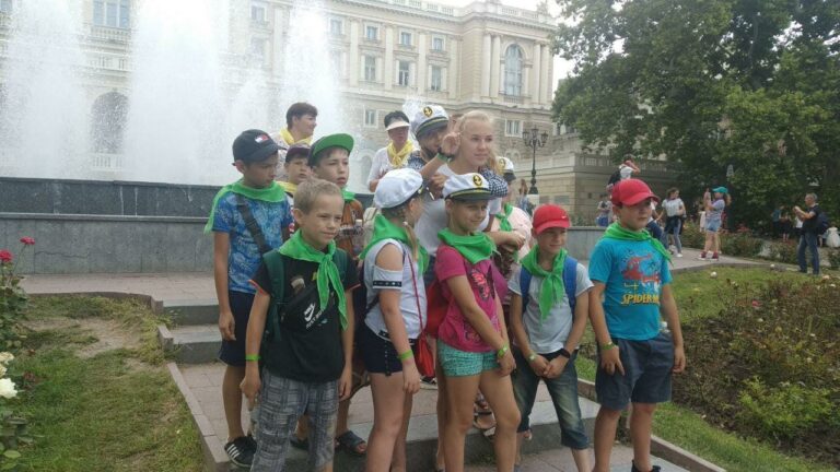 Детская группа у фонтана возле Одесского оперного театра
