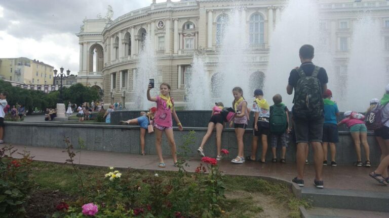 Дети у фонтана на Театральной площади Одессы, вид на Оперный театр