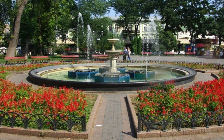 Классический круглый фонтан в Одессе, клумбы и аллея парка