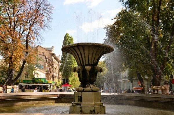 Большой фонтан в Одессе, чаша и водяные струи в центре города