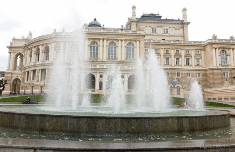 Фонтан на Театральной площади Одессы перед Оперным театром