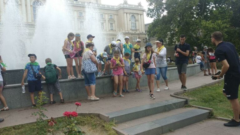 Детская экскурсия у фонтана возле Одесской Оперы, летний день