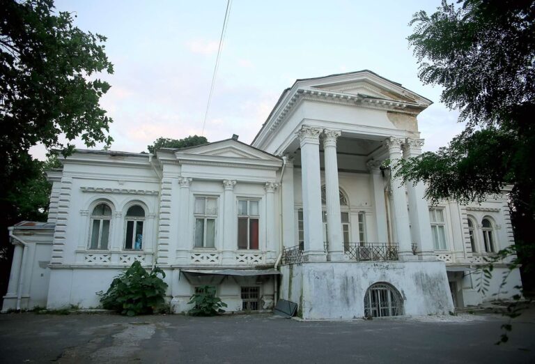 Белая усадьба с колоннами на Французском бульваре в Одессе