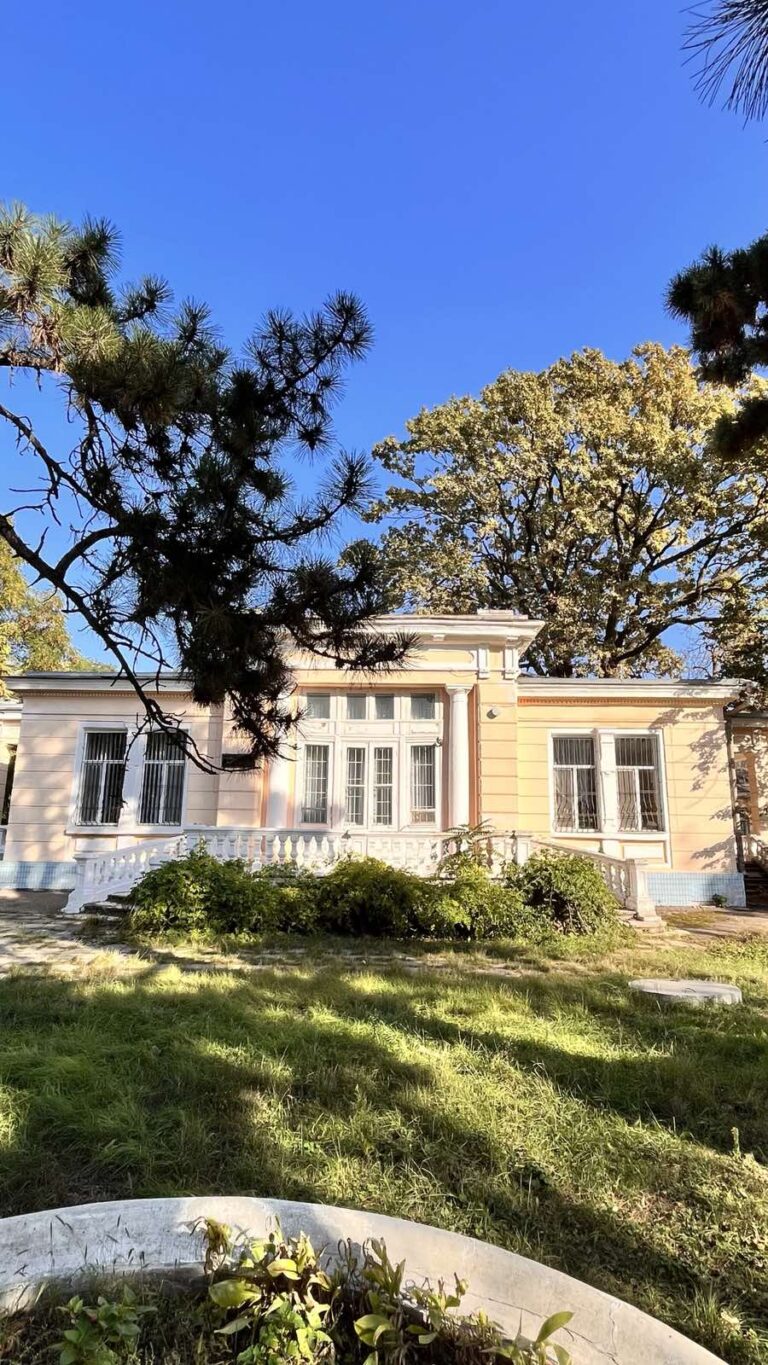 Старая дача на Французском бульваре в Одессе, павильон среди деревьев
