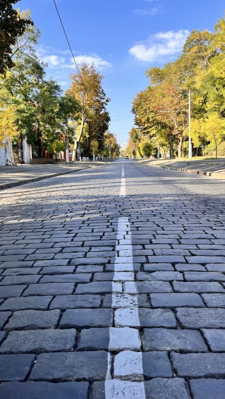 Брусчатка и аллея Французского бульвара в Одессе осенью