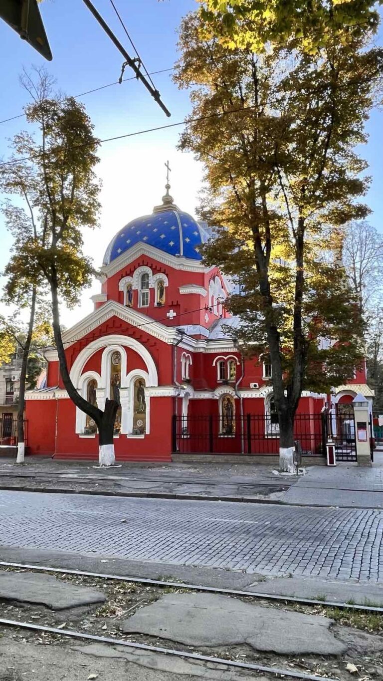 Красный храм с синим куполом на Французском бульваре в Одессе осенью