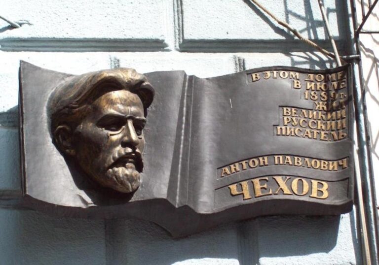 Мемориальная табличка Корнею Чуковскому на фасаде дома в Одессе.