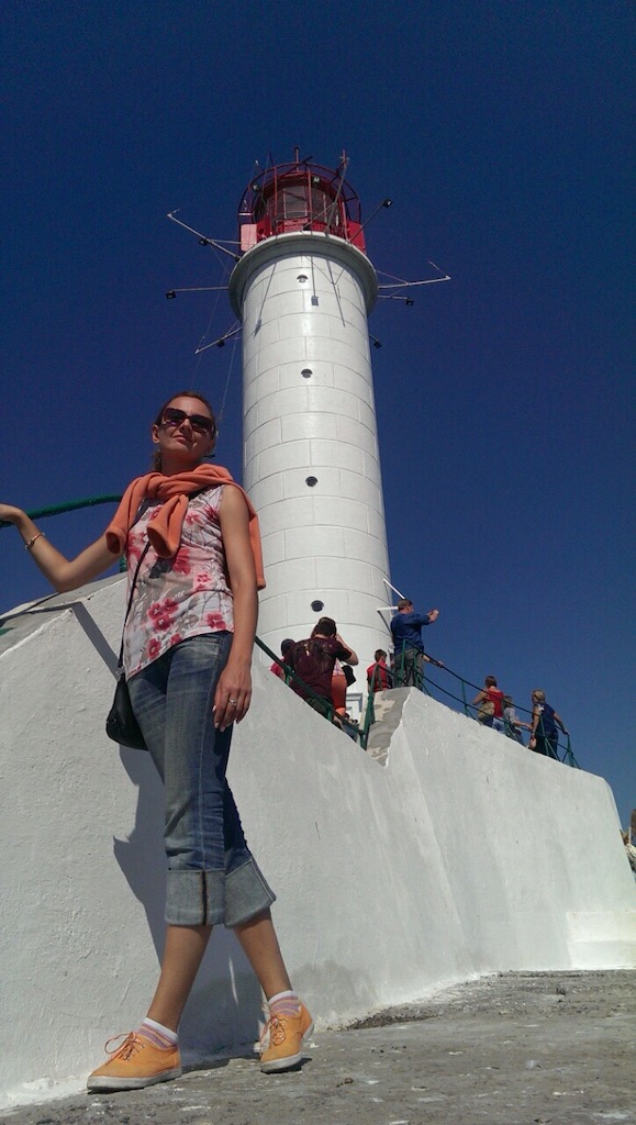 Воронцовский маяк в Одессе и туристка на волноломе, морская экскурсия и фото у маяка