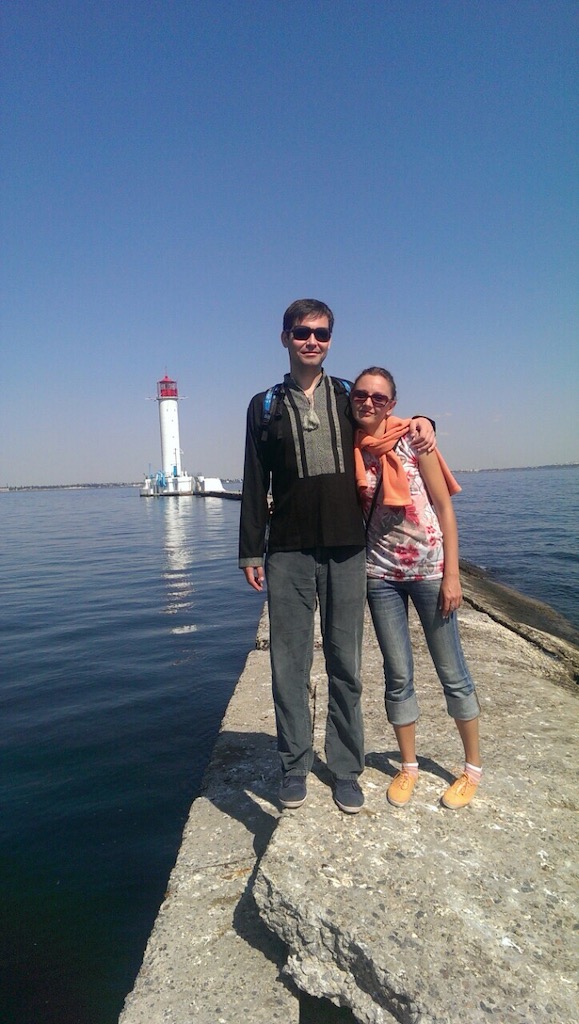 Пара на волноломе с видом на Воронцовский маяк в Одессе, морская прогулка и фото на память