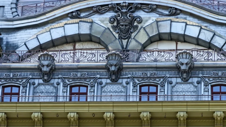 Скульптурные маски и декор фасада в историческом центре Одессы